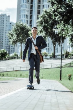 Kaykayıyla deneme neşeli erkek öğrenci