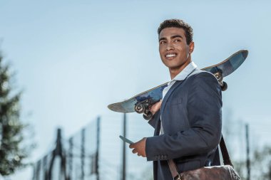 Kaykay katılım alarak memnun erkek öğrenci