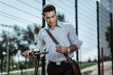 Ciddi adam onun elektrikli scooter başlayan odaklı