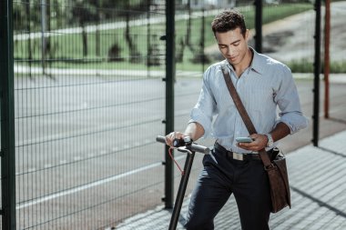 App elektrikli scooter başlatılması memnun emin adam