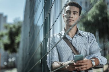 Yakışıklı adam telefonu üzerinde online arama musing