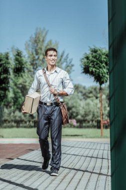 Neşeli erkek Kurye teslim eşiğine yürütme