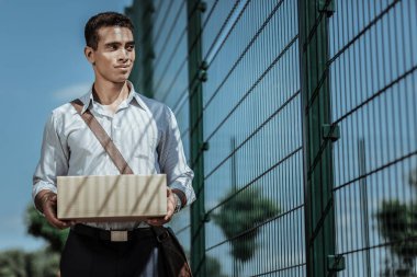 Yakışıklı erkek kurye aktaran paketi'dır