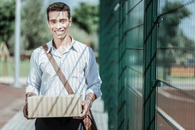 Paket eşiğine tedarik mutlu erkek kurye