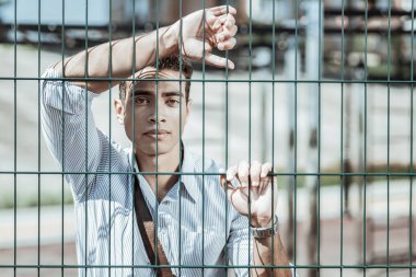 Ciddi kendine güvenen adam kız arkadaşı hakkında sıkılmadan