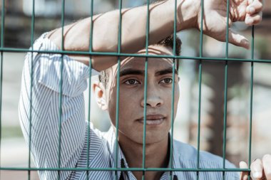 Kendine güvenen sakin adam onun gelecekteki kariyer hayal