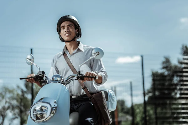 Positiv manlig student att ta resa på motorcykel — Stockfoto