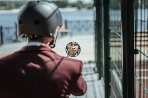 Estudiante masculino reflexivo monitoreando el tráfico en moto —  Fotos de Stock
