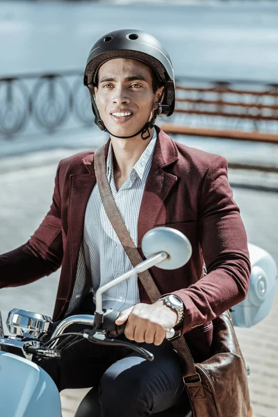 Atractivo estudiante masculino que maneja la moto antes de clases — Foto de Stock