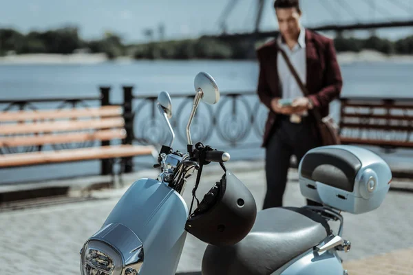 Attraktiv kille kommer till sin moderna motorcykel — Stockfoto