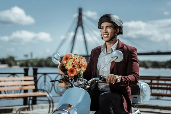 Alegre gay cara tarrying menina no moto — Fotografia de Stock