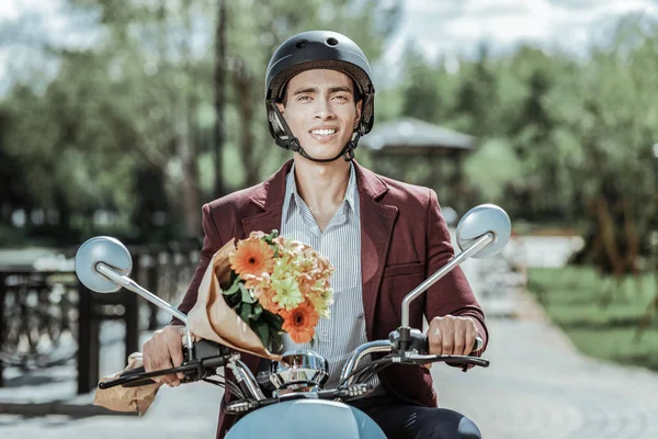 Agradable chico atento que va a la fecha en moto — Foto de Stock