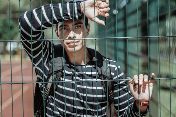 Oyun bahçesi isteyen ciddi endişe adam — Stok fotoğraf