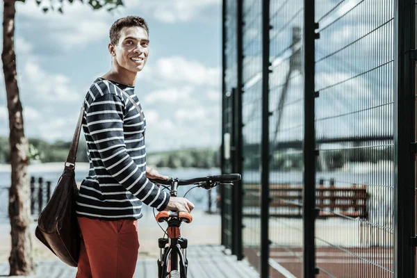 Позитивный энергичный парень выбирает велосипед для езды — стоковое фото