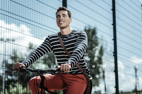 Bisiklet binmek zevk çekici hevesli adam — Stok fotoğraf