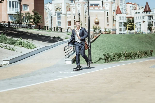 Aktiva manlig student skyndade till vänner på skateboard — Stockfoto