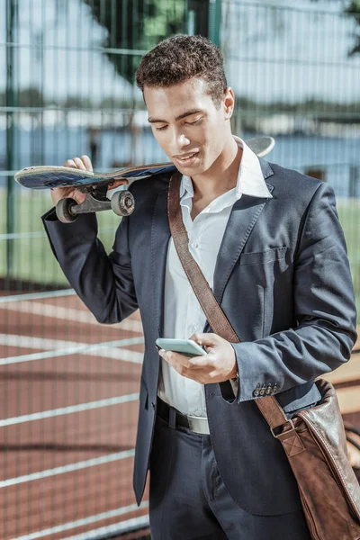 Estudiante masculino serio que viene al campo de deporte — Foto de Stock