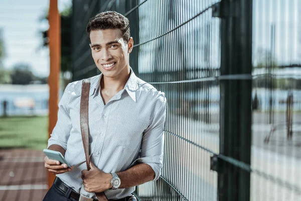 Alegre chico contento esperando correo electrónico en el teléfono — Foto de Stock