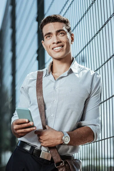 Positiv anziehender Typ, der Nachrichten am Telefon bekommt — Stockfoto