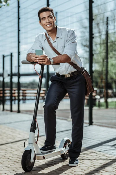 Confident happy guy driving to meeting point — Stock Photo, Image