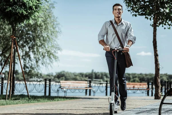 Atractivo chico positivo probando nuevo scooter eléctrico — Foto de Stock