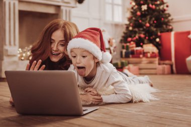 Duygusal aile laptop komik video izleme
