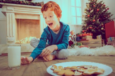 Neşeli çocuk süt ile cam alarak