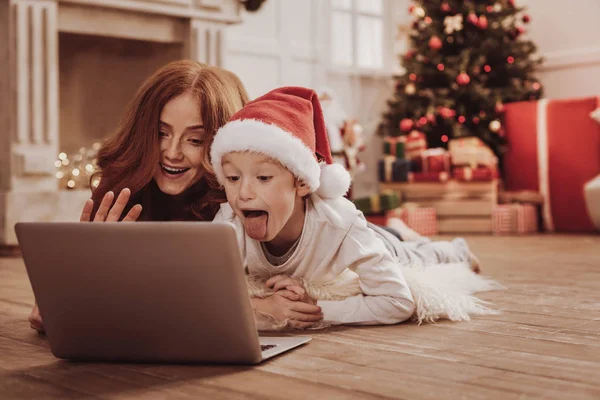 Famille émotionnelle regarder des vidéos drôles sur l'ordinateur portable — Photo