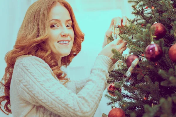 Portrait of beautiful woman that posing on camera — Stock Photo, Image