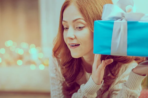 Portrait of enigmatical woman that holding box — Stock Photo, Image