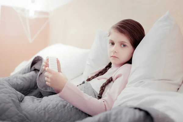 Close up of pale sick girl in bed — Stock Photo, Image