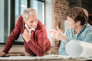Mutlu güzel arkadaşları birlikte çalışma