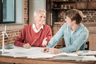 Birbirinizle konuşmak güzel neşeli arkadaşları