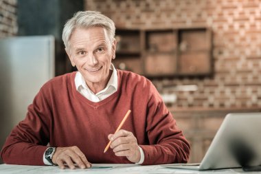 Sana bakmak çok mutlu yakışıklı adam