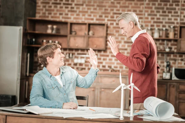 Positive freundliche Kollegen geben High Five — Stockfoto