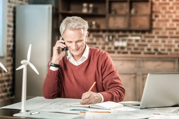 Hombre de edad positiva haciendo una llamada — Foto de Stock