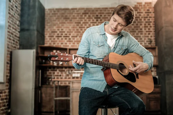 Leuke jongeman gitaar spelen — Stockfoto