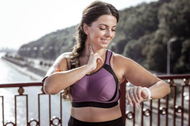 Boyun için parmaklarını koyarak çok mutlu güzel kadın