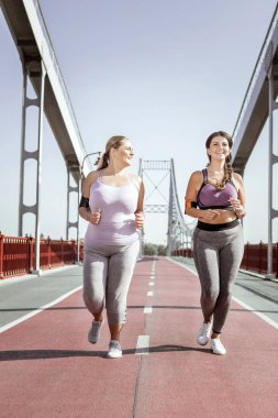 Güzel hoş kadın onun arkadaşı arıyor