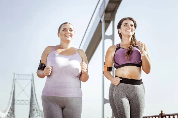 Mulheres positivas encantadas correndo de manhã — Fotografia de Stock