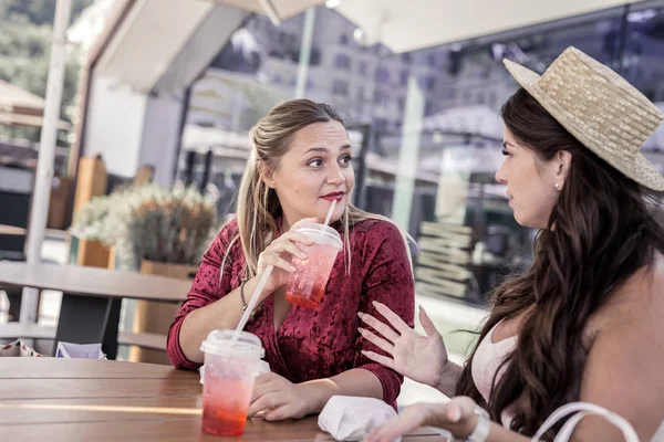 Positive mollige Frau nimmt ein Glas mit Limonade — Stockfoto