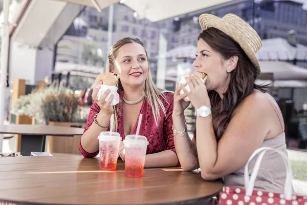 Радостная встреча приятных женщин в кафе — стоковое фото