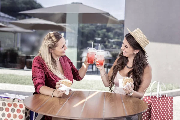 Fröhliche, glückliche Frauen, die einander zulächeln — Stockfoto