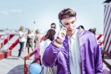 Ciddiyet hızlı. Yakışıklı erkek kişi bir kenara konuşma sırasında bakarken alnına kırışıklıklar