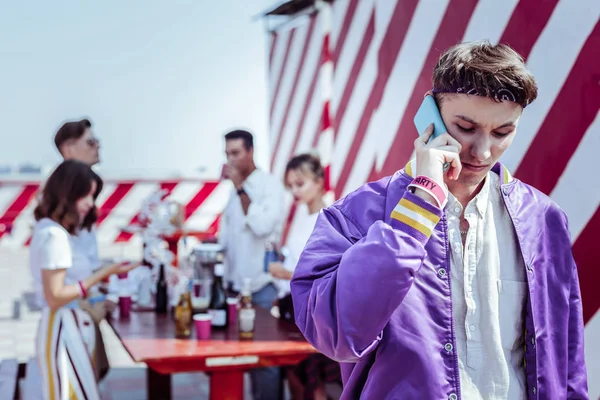 Doordachte student wordt alleen op dak partij — Stockfoto