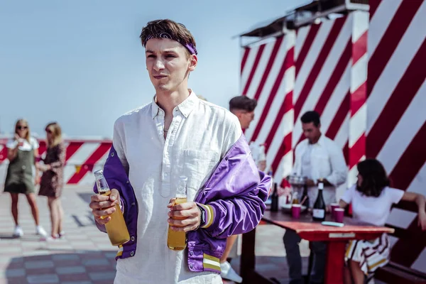 Attente brunette man houden twee flesjes bier — Stockfoto