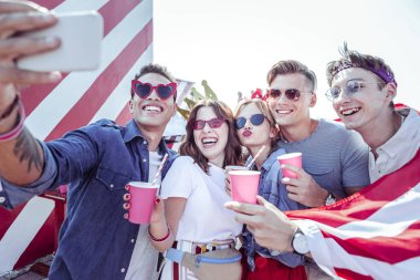 Duygusal insan kendi arkadaşının telefon arıyor