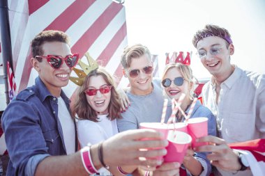 Memnun esmer adam komik güneş gözlüklü