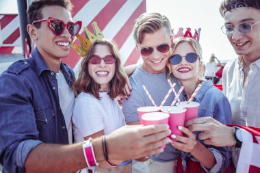 Muhteşem kadın insan grubu eşiyle yaslanmış