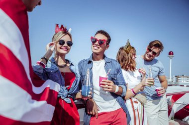 Memnun yabancı grup arkadaşları ile iletişim